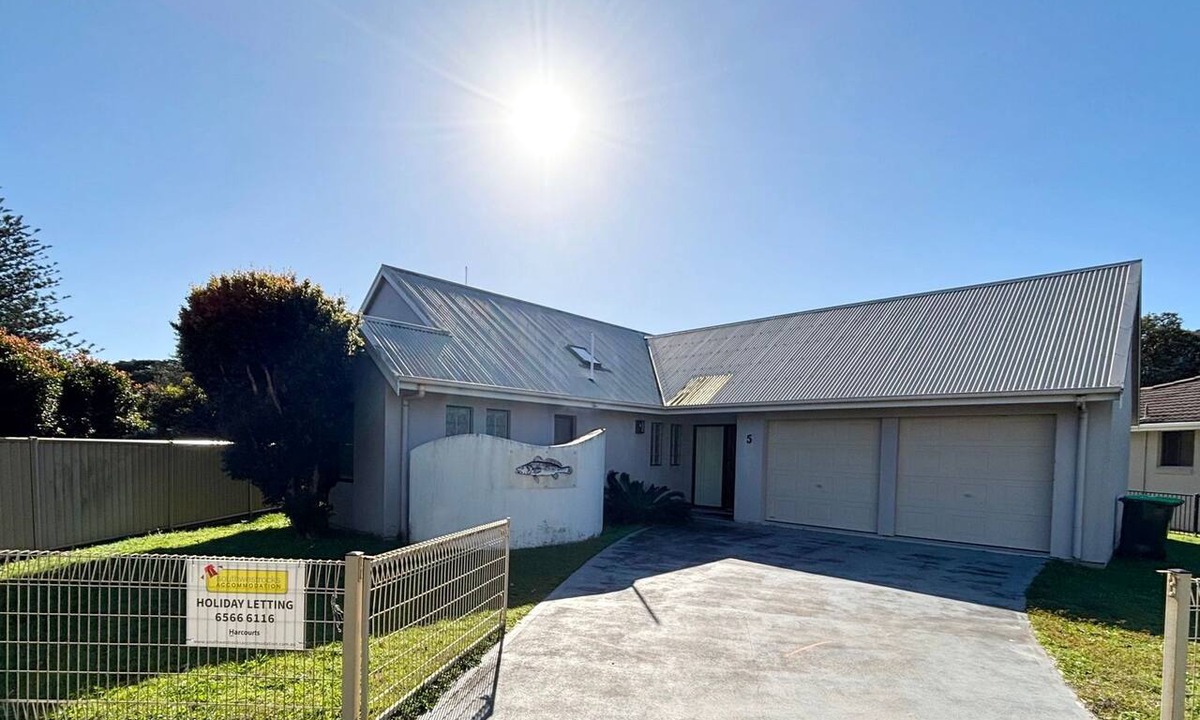 Hat Head House | Lazy Choose-Day is a delightful three-bedroom holiday home in the heart of picturesque Hat Head.