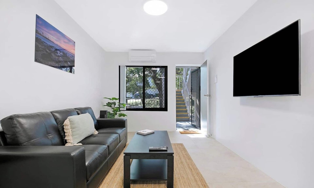 Red Hill Apartment | Leafy Hideout Quiet Comfort near Riverfront and CBD