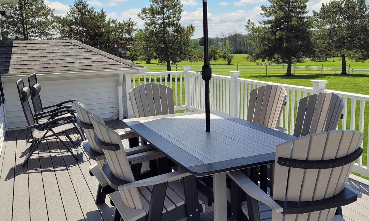 Oaks Corners Cottage | LG Backyard, BBQ Grill, Sleeps 12, Cottage in Stanley