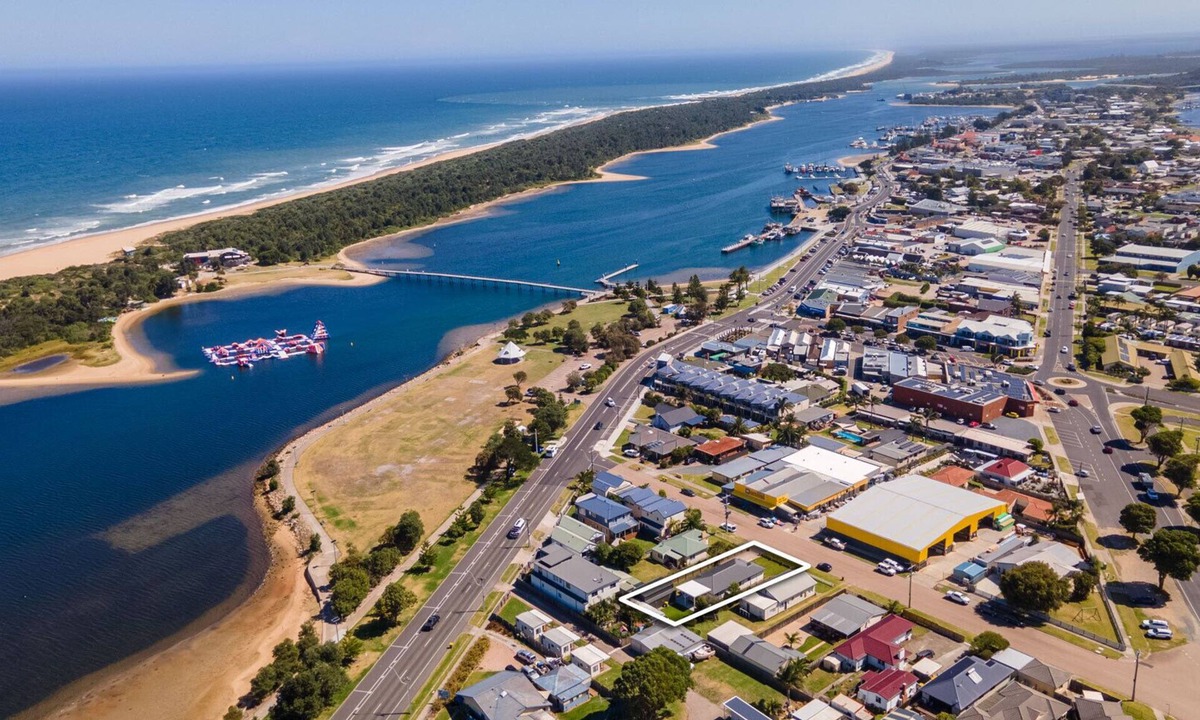 Lakes Entrance House | Lilly G: Nestled just 250 meters from the scenic Lakes Entrance shoreline