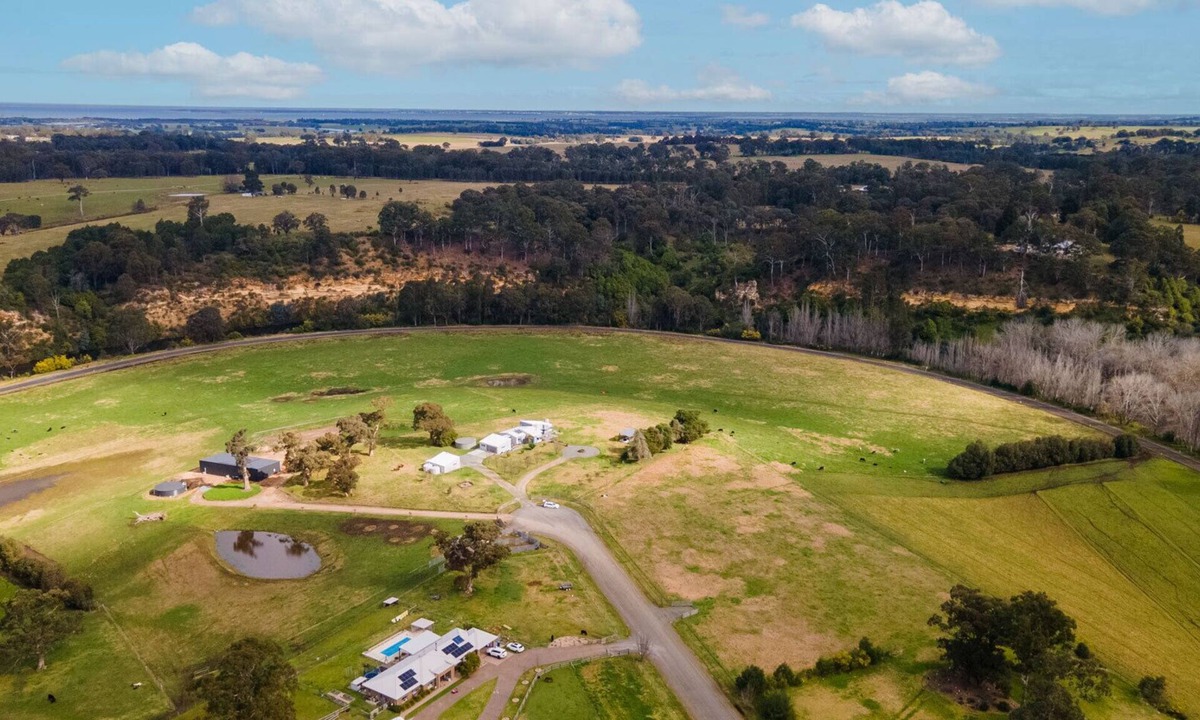Swan Reach House | Limestone Views: Discover this farmhouse set in a bend of the Tambo River