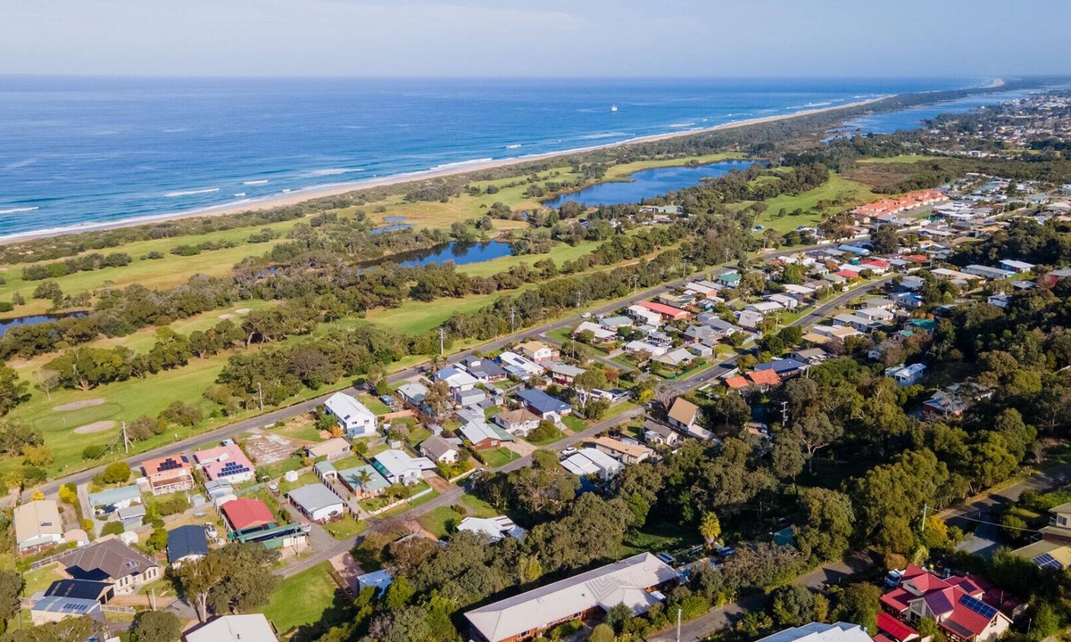 Lakes Entrance House | Linger Longer: Fresh Coastal Escape Opposite the Lakes Entrance Golf Course