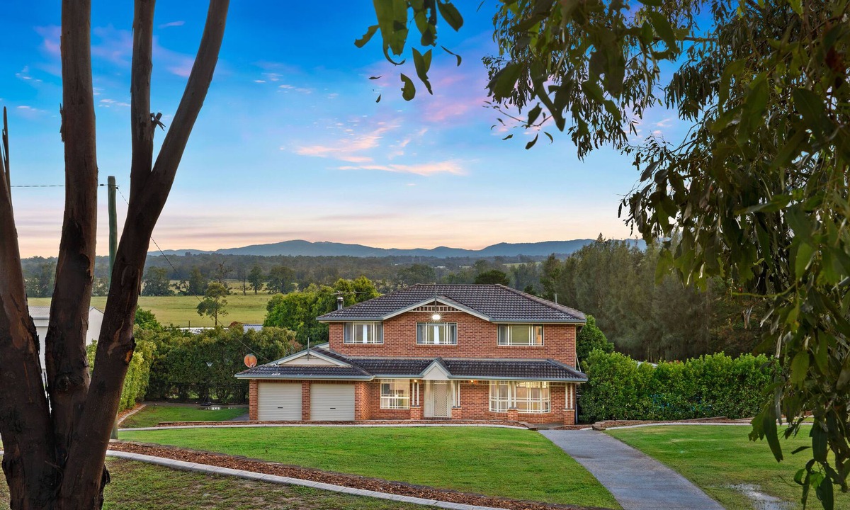 Lovedale House | Lovedale Escape Large family 5 bedroom home with pool, playground, pets welcome