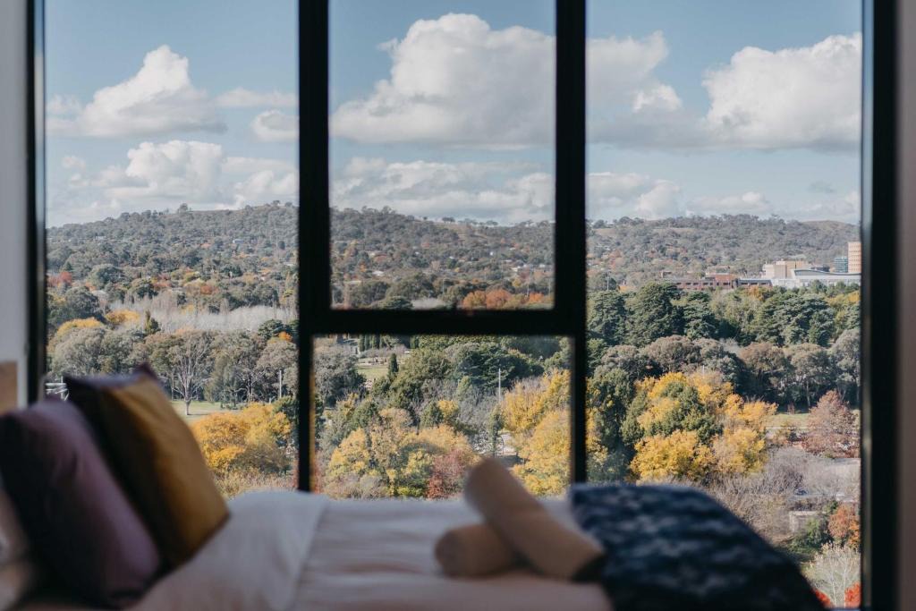 Phillip Apartment | Lovely Sunny 2-bedroom Apartment with Pool and Gym