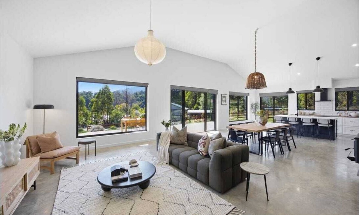 Marysville Villa | Luxe 3 bedroom retreat | infrared sauna | large indoor bath | near ski resort