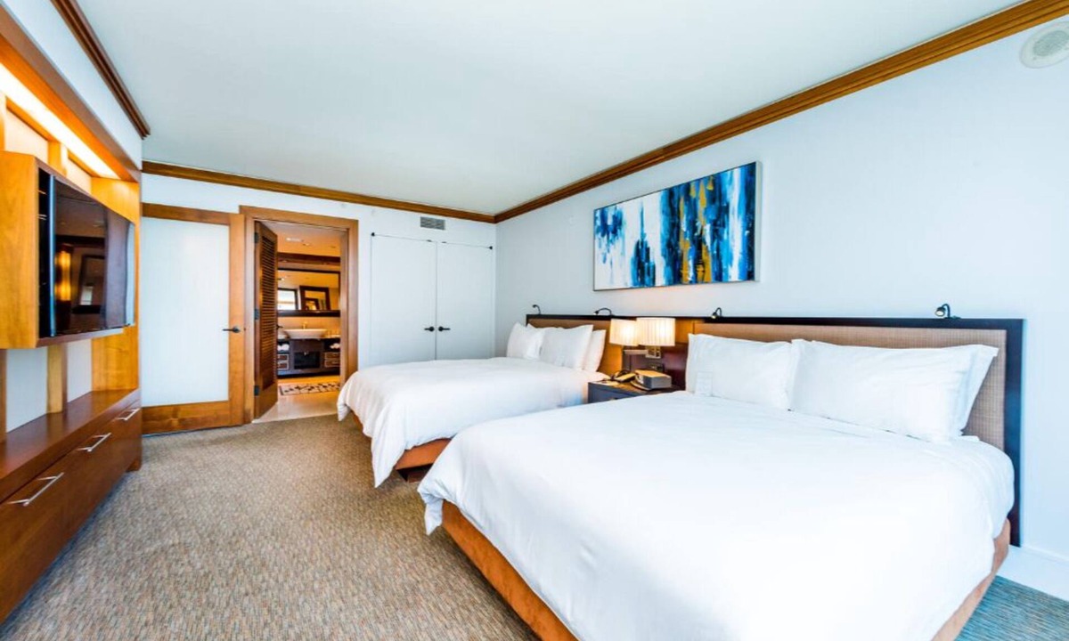 North Beach Apartment | LUXURIOUS 1 BR CONDO WITH OCEAN VIEW, POOL AND SPA