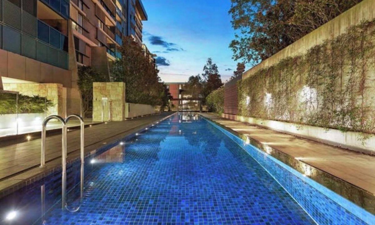 Camperdown Apartment | Luxury 2 BR | Pool Gym Parking Sydney CBD getaway