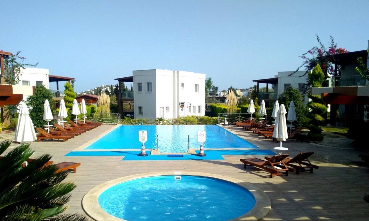 Yalikavak Villa | Luxury 3 bedroom holiday villa with communal swimming pool.