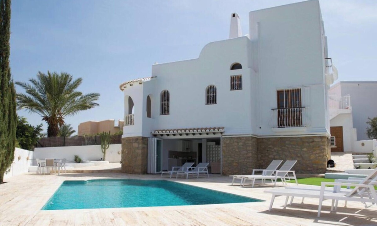 La Parata Villa | Luxury 4 Bed ensuite villa|Heated private pool | 5 mins walk to beach| Sea Views