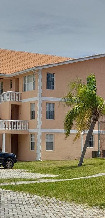 Bahamia West Apartment | Luxury 4 bedroom 2 1/2 bath Condo with pool