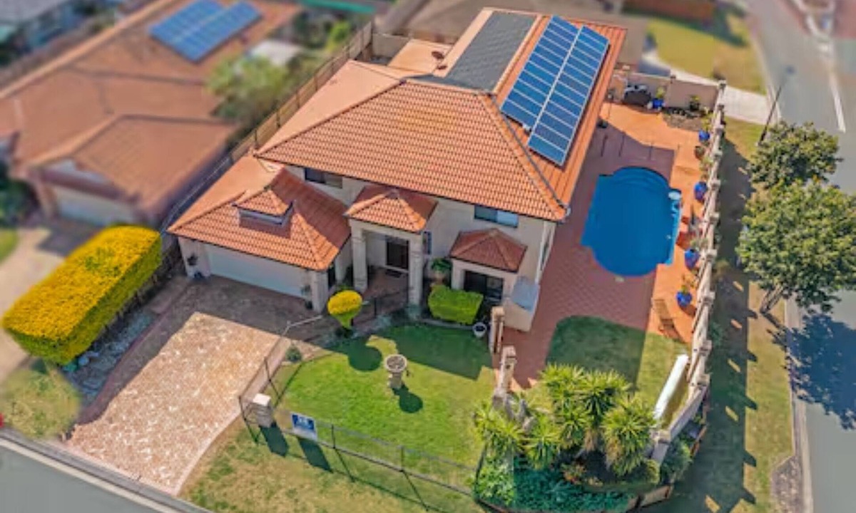 Thornlands House | Luxury 5-Bedroom Beachfront Property with Pool