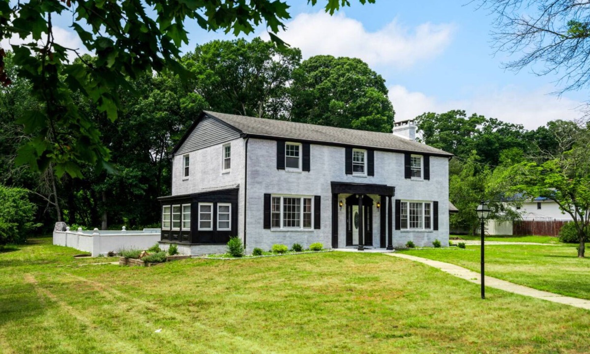 Grenloch House | Luxury 7 bedroom Mini-mansion w/pool in Gloucester Township with WiFi, AC, etc