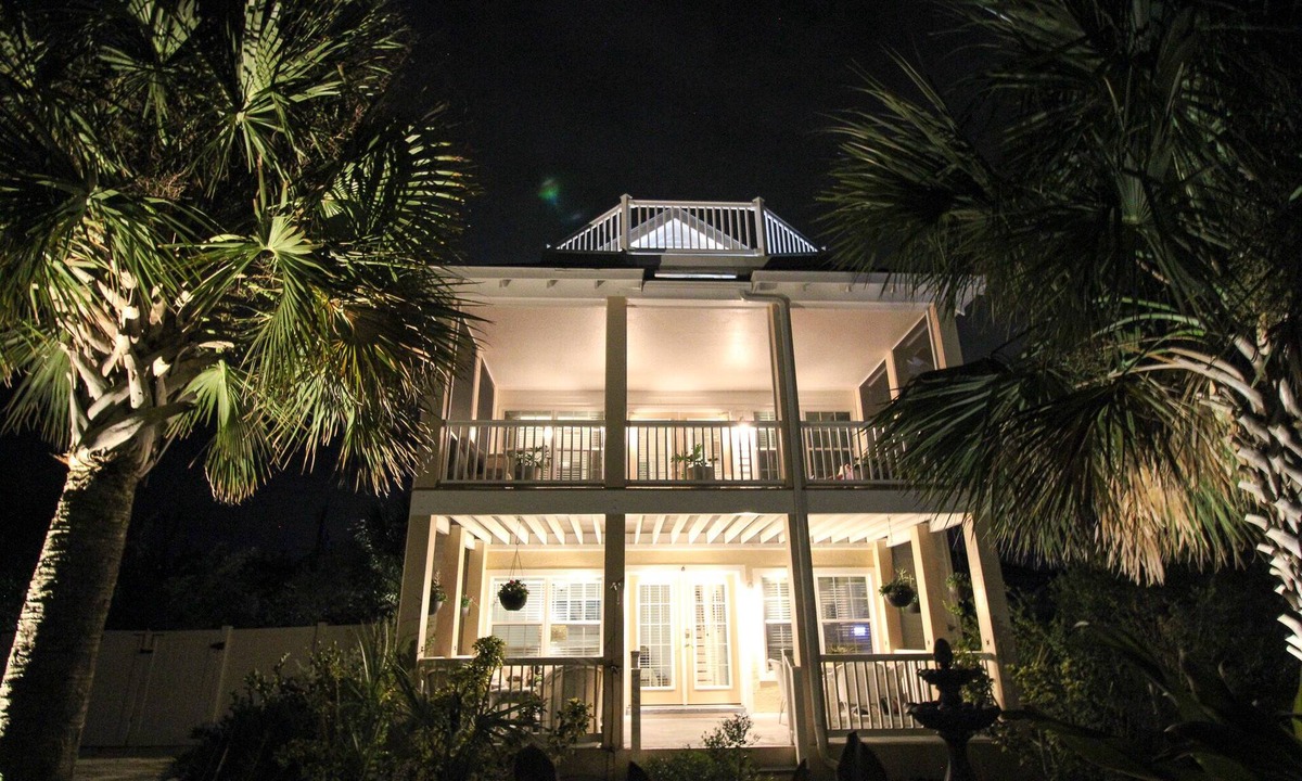 Marineland Acres House | Luxury Beach House, Private Salt Pool. Walk to the Private Beach