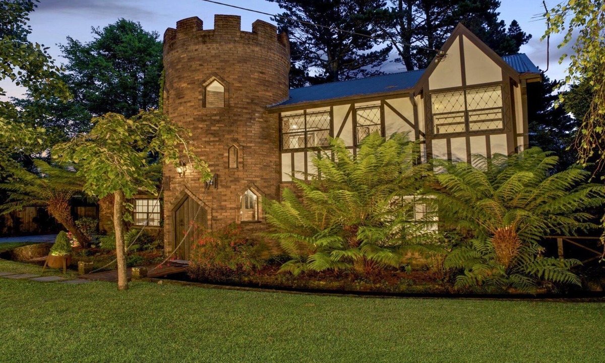 Wentworth Falls House | Luxury Castle Retreat on the Golf Course