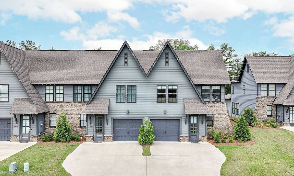 Auburn - Opelika House | Luxury Gameday Townhome at Auburn Airport 4 bedroom/3 1/2 bath End unit