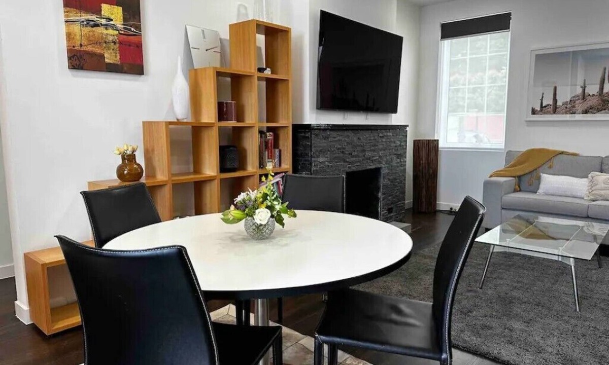 Hawthorn Apartment | Luxury & Grandeur | Courtyard | Prime Location, Parking, 15 mins to CBD
