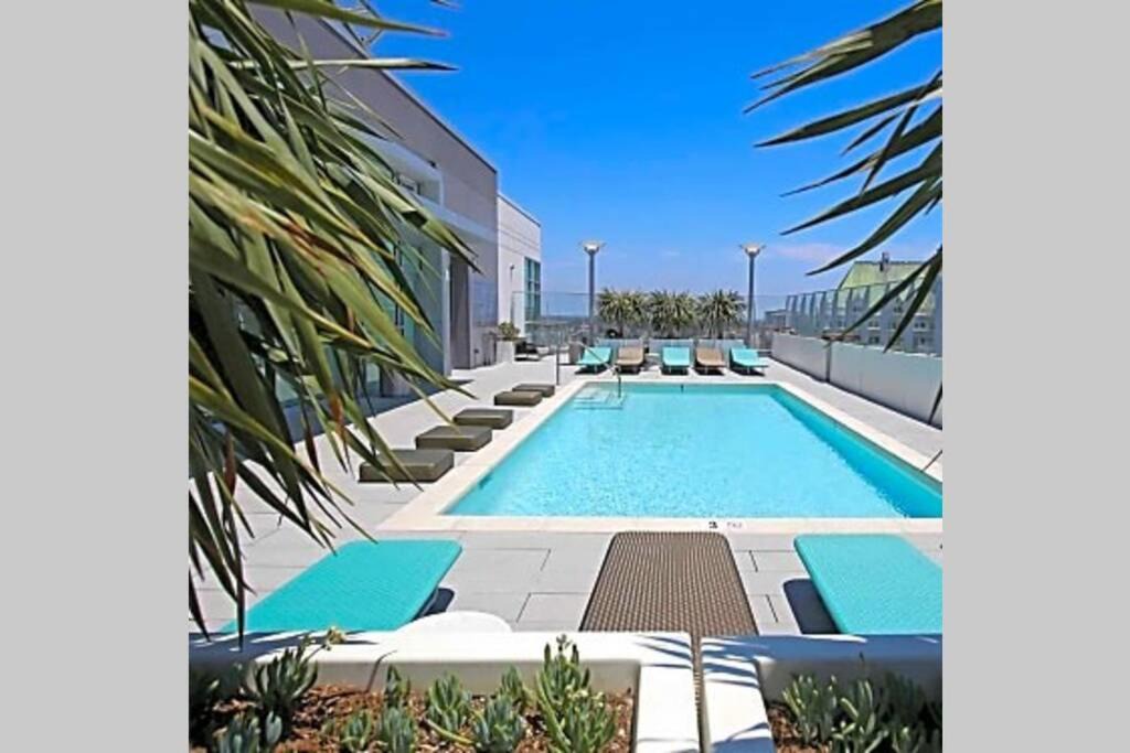 Downtown Los Angeles Apartment | Luxury Highrise Living Downtown LA