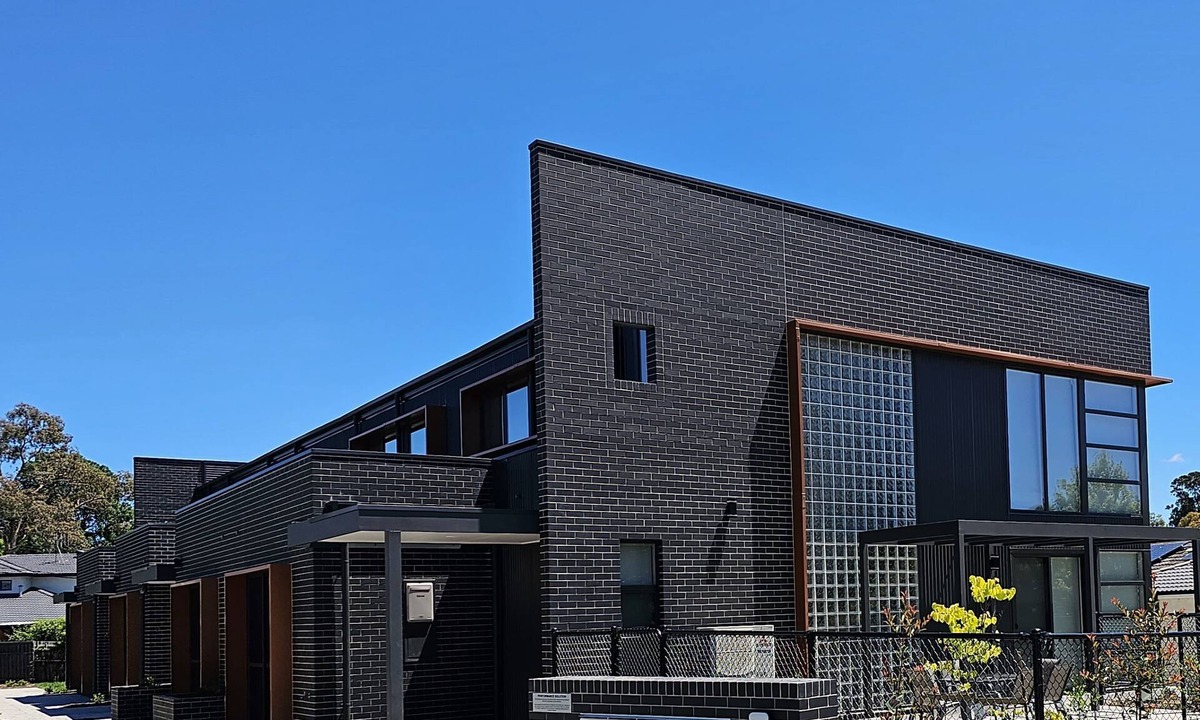 Pearce House | Luxury new 4bedrm Townhouse with 2 cars garage, Wifi, Woden CBD