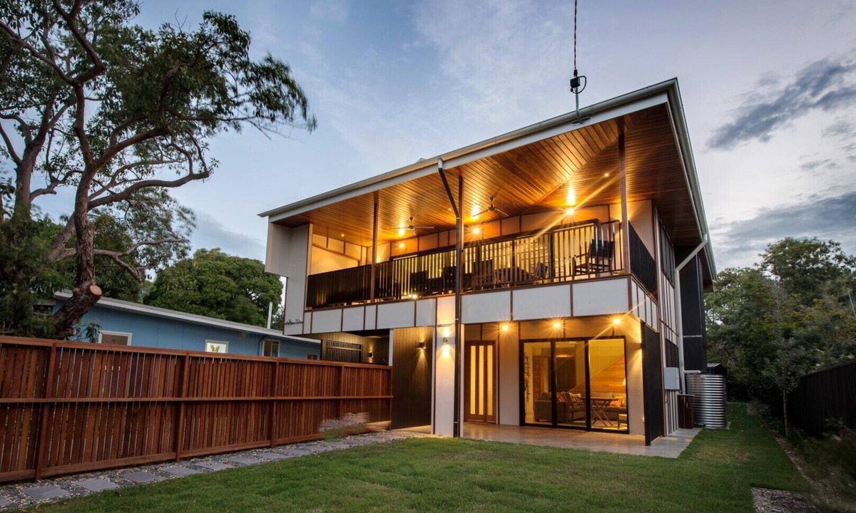 Point Lookout House | Magnificent architect designed 4 Bedroom Straddie Beach House centrally.