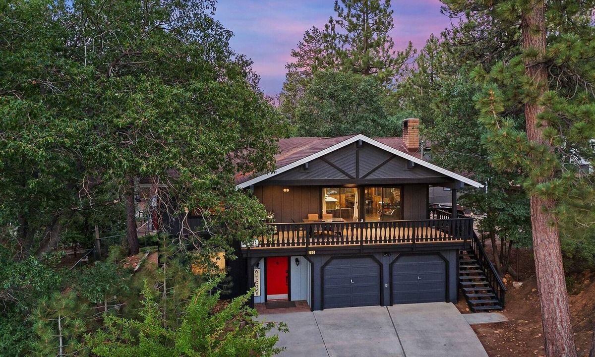 Summit Estates House | Mancave. Steps to Summit Resort. Spa and BBQ.