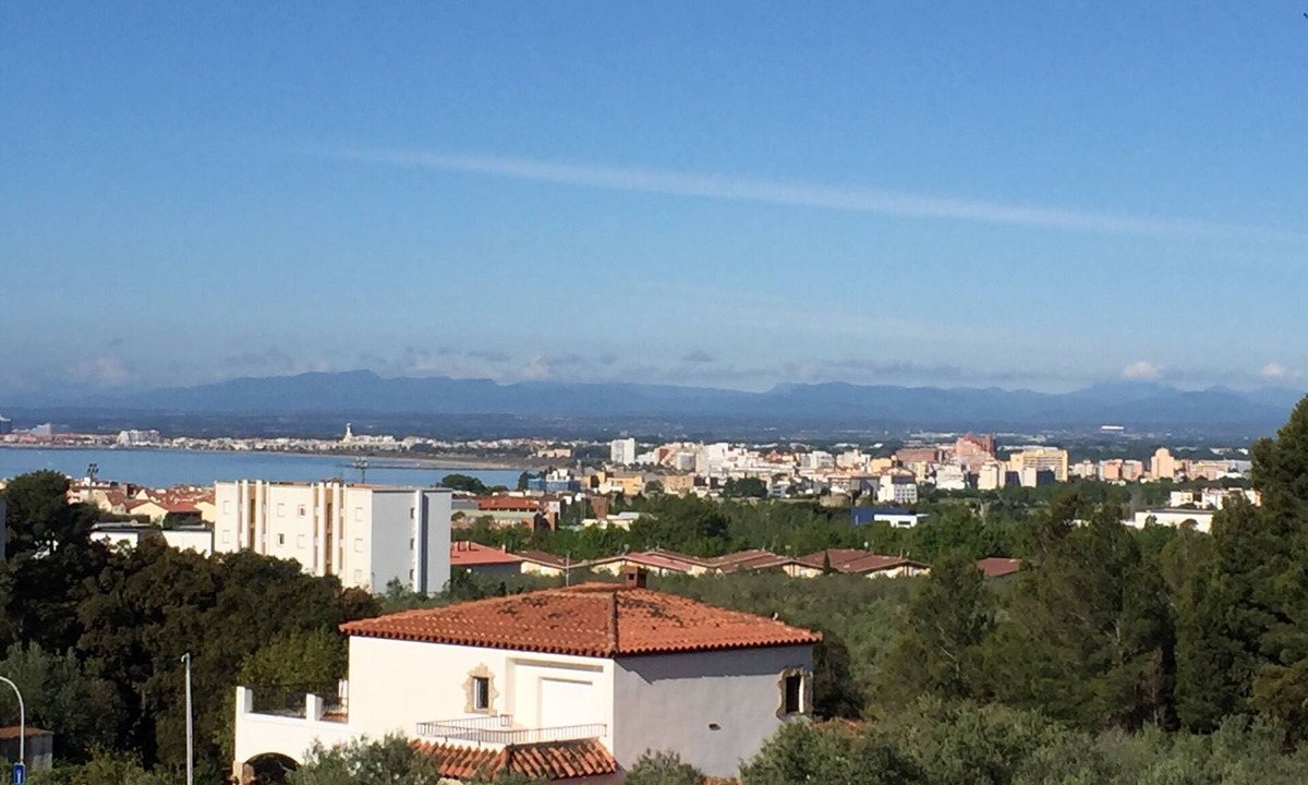 El Mas Oliva Apartment | Mas Oliva Roses Appt T3 warm beautiful view calms near center and sea