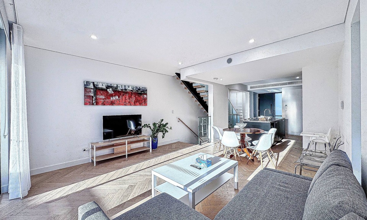 Parramatta House | Modern 3BR Townhouse/Sleeps 10/2-Car Garage