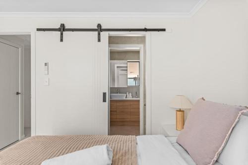 Robertson House | Modern Family Escape in Rochedale Pool and Comfort