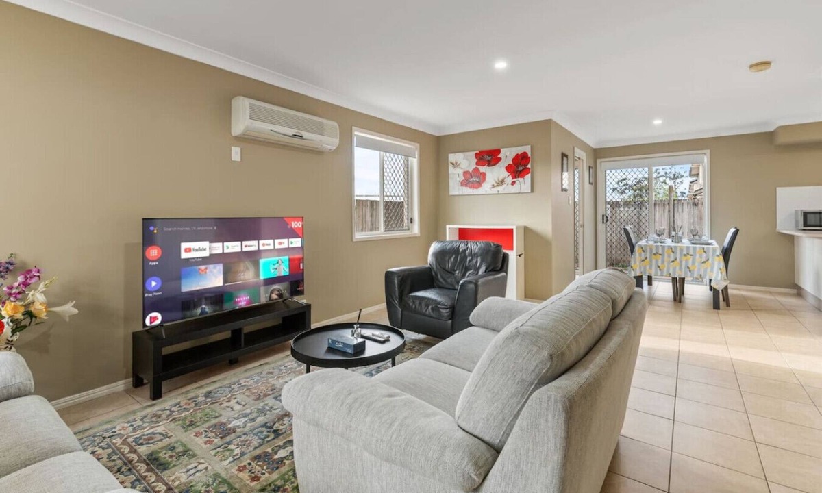 Calamvale House | Modern Family Retreat | Shops, Parks & Transport