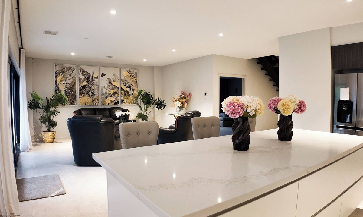 Craigieburn House | Modern Luxury Estate, 4 Ensuite Rooms, Comfort, Convenient, Secure, Near Airport