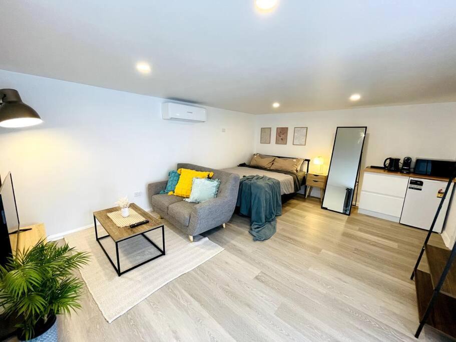 Mornington Apartment | Modern Studio with Mountain View and Near Airport & CBD