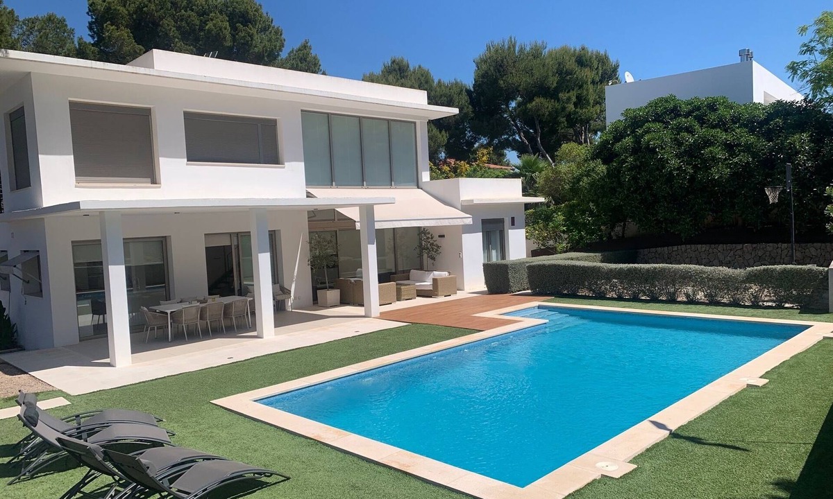 Santa Ponsa Villa | Modern villa with pool and sleeps 8