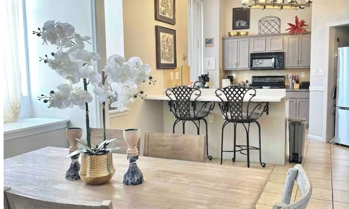 Montgomery House | Montgomery Cozy Cultural Hub downtown walkable . sleeps 15