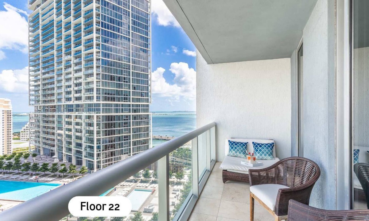 Downtown Miami Apartment | MVR - Brickell Icon w Massive Pool & Spa
