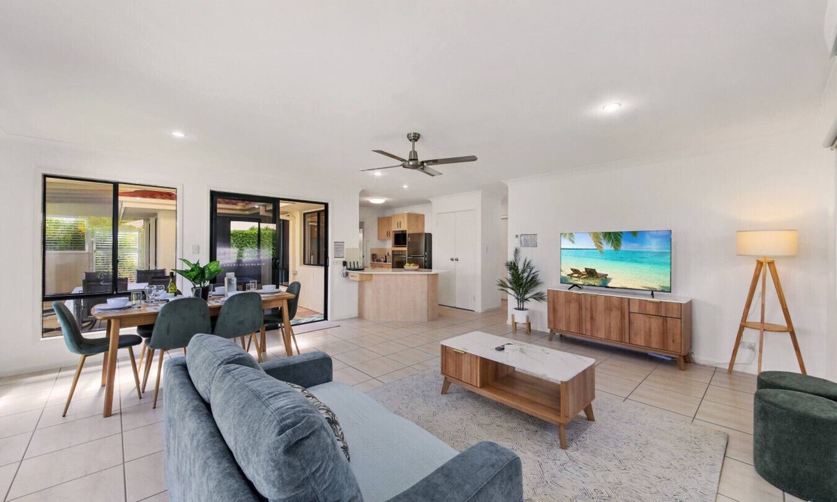 Mountain Creek House | Near Mooloolaba|Fenced Yard + 2 Living Areas |Pets