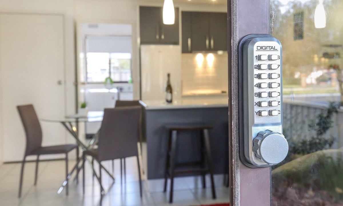Mildura Apartment | Newly renovated 2 x Queen Bedrooms, weekly service, central location, free wifi