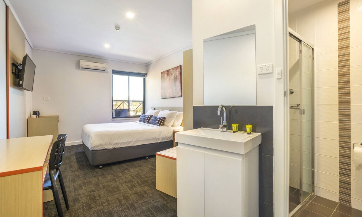 Elizabeth South Hotel | Nightcap at Rose & Crown Hotel