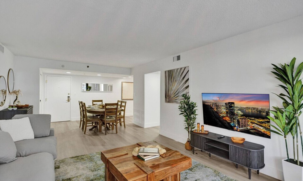 Mid Beach Apartment | Ocean View Serenity Condo/Beach Service/915