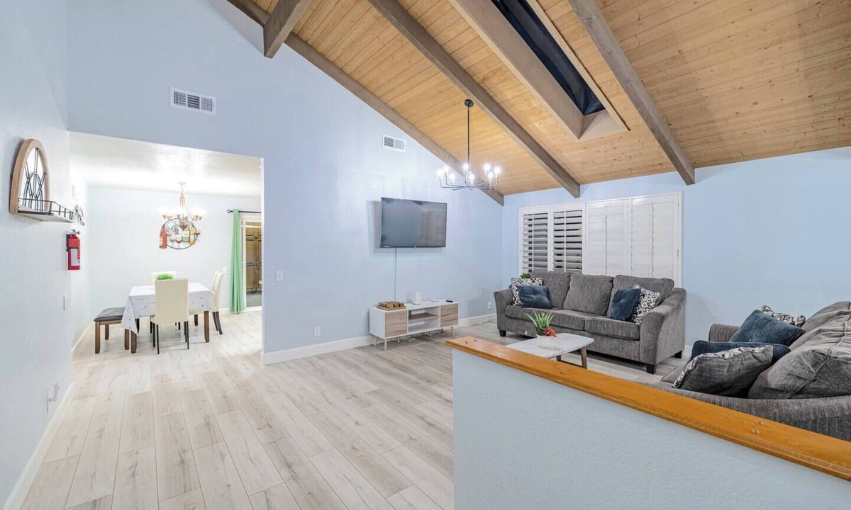 Laguna Hills House | One-Story w/Backyard & FastWiFi (Avocado Perch)