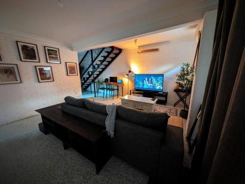 Upper Mount Gravatt Apartment | Peaceful, Modern, LowToxic, Bfast included