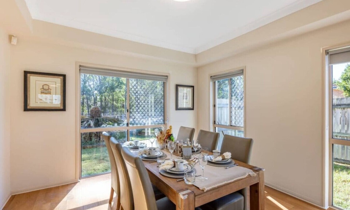 Robertson House | Peaceful Suburban Family Home Easy Access to City