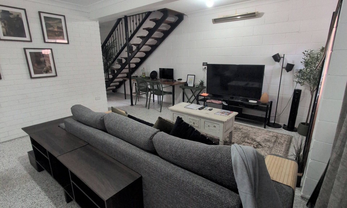 Upper Mount Gravatt House | Peaceful Unit, Low Tox, Breakfast included, Pool, Yoga Yard, 10 min Bris city