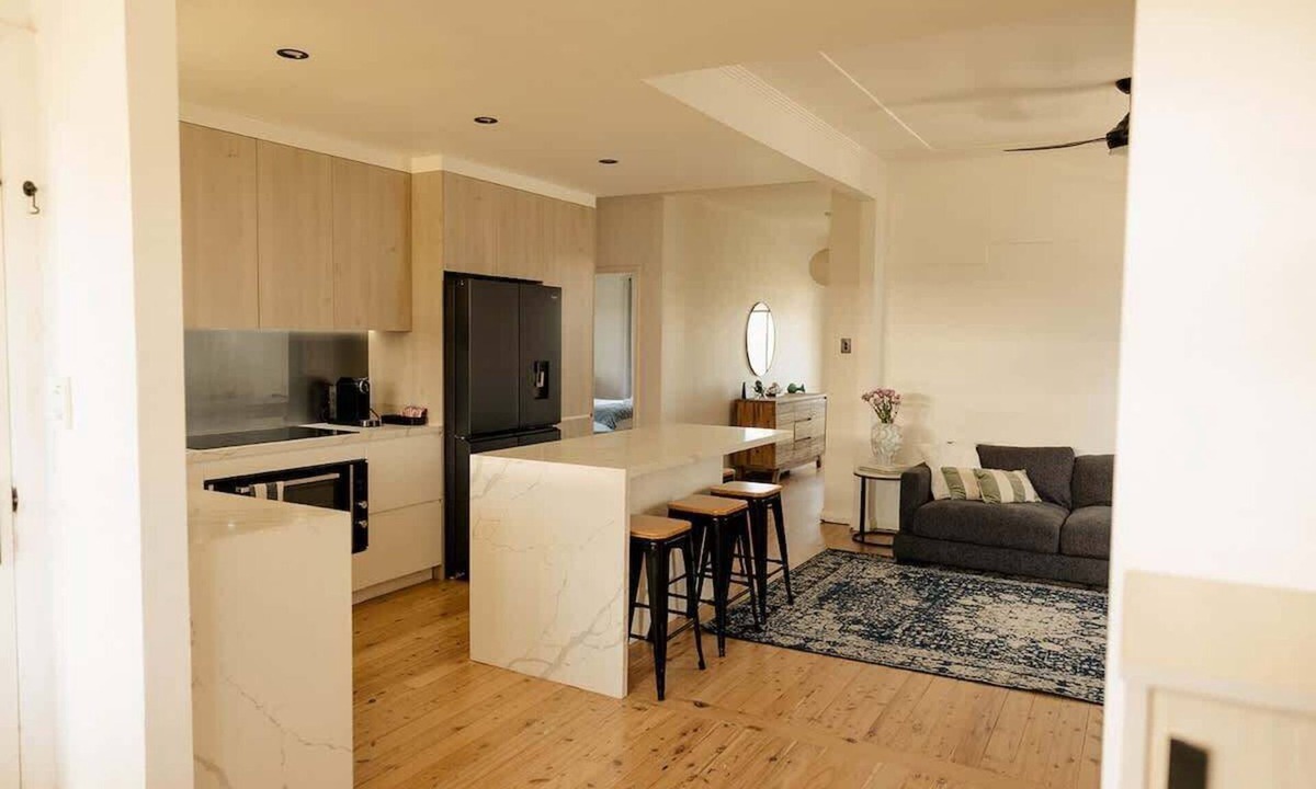 Tighes Hill House | Pet Friendly 3 Bed Home w Workspace & Creek Views