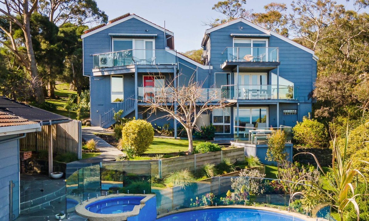 Dromana House | Pet Friendly - Bay Views From Drury Lane with Solar Heated Pool and Gas Heated Spa
