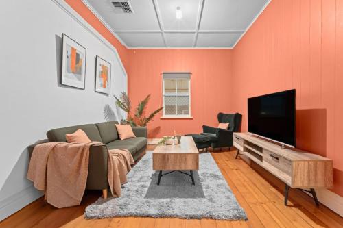Woolloongabba House | Pet friendly Budget Home Walk to Gabba Hospital