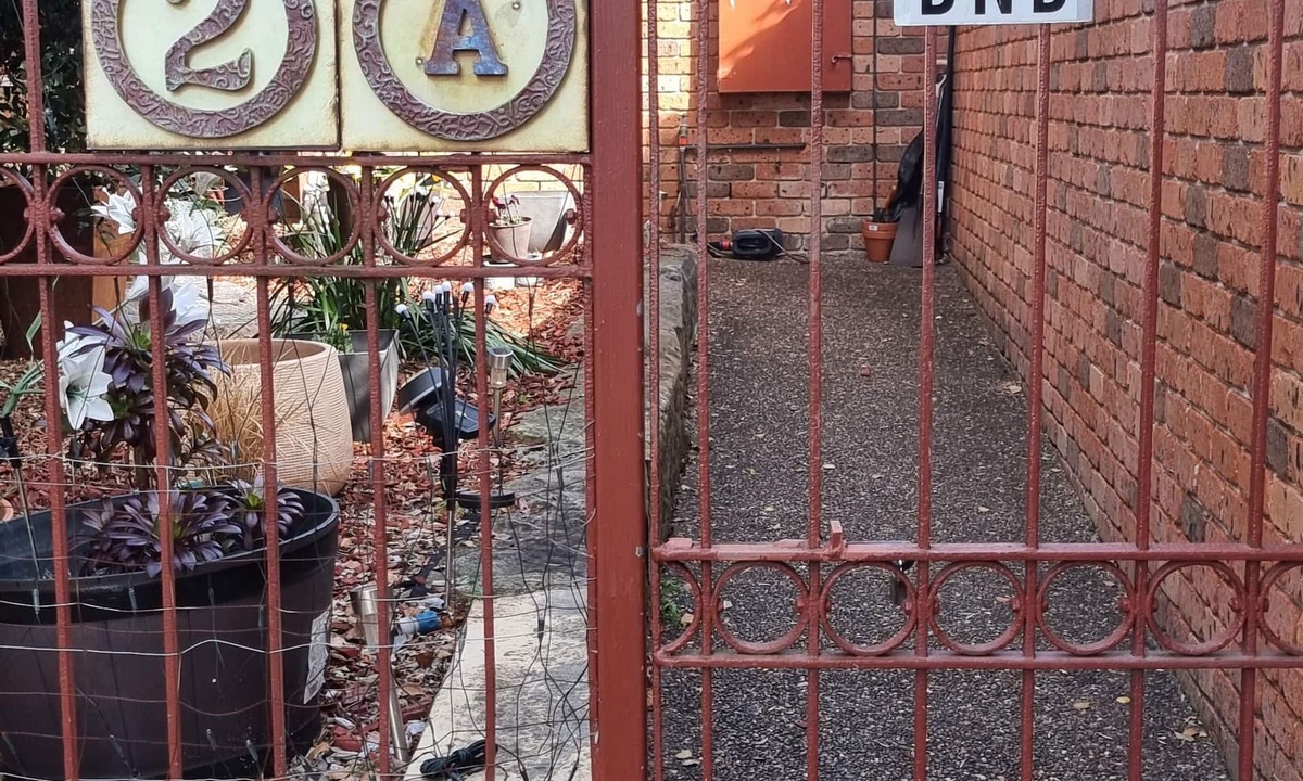 Bass Hill House | Pet Friendly Large 3 Bedroom House 2 Living Areas Ensuite & Outdoor Areas