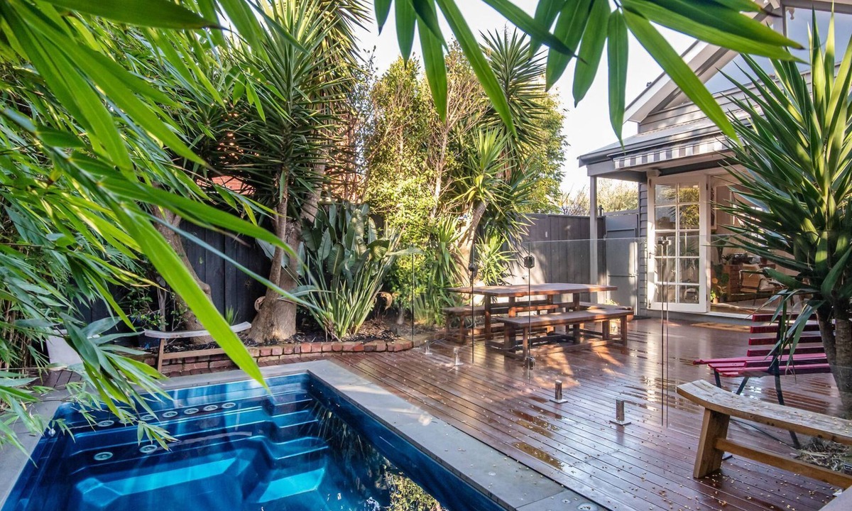 Sandringham House | Pet Friendly - Sandy Village Retreat Heated Pool Bay Views