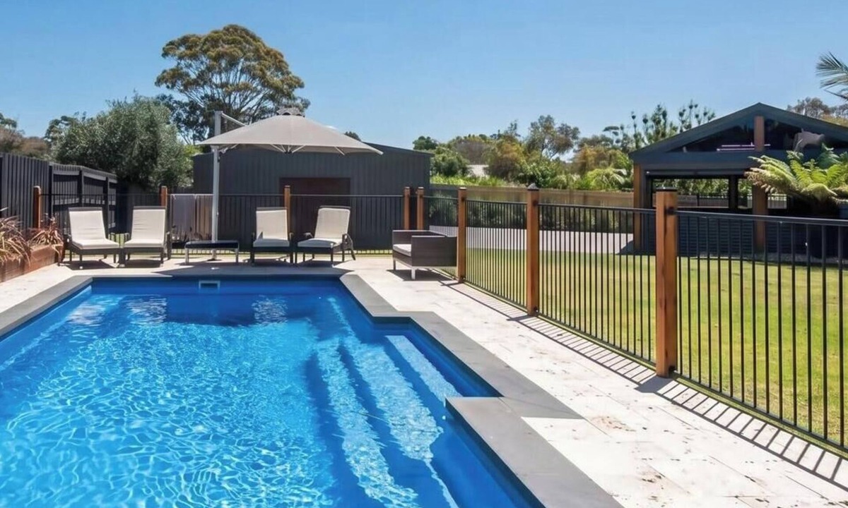 Rosebud House | Pet Friendly - Waterfall Gully Retreat with Gas heated Pool