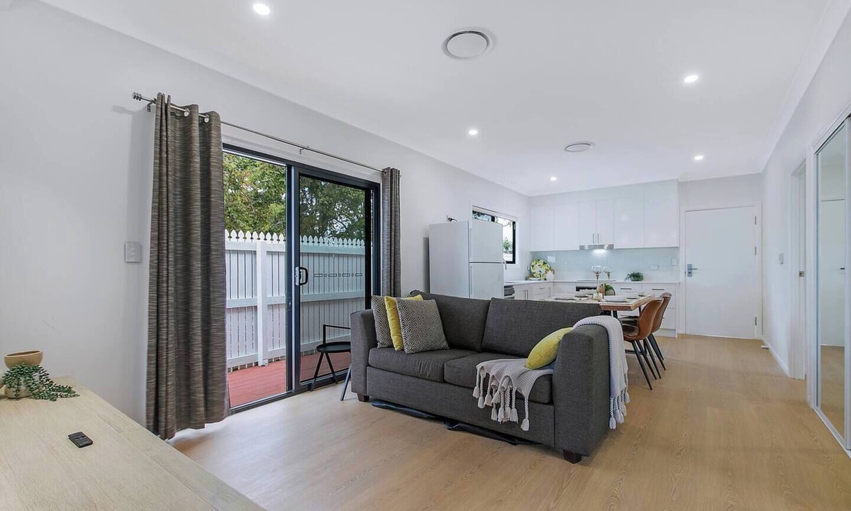 Macgregor House | Poolside Family Cottage near Shopping Towns