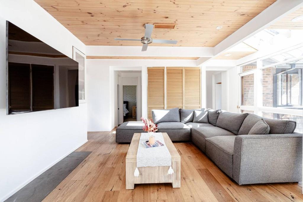 Mount Eliza House | 'Poolside Haven' Your Mount Eliza Family Getaway