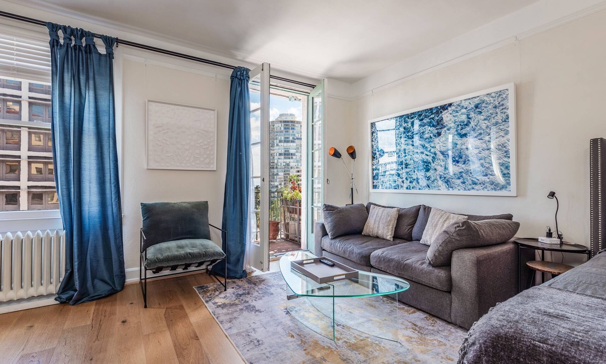 East Village Condo | PRIME LOCATION -CONVENTION CENTER + Free Garage PARKING
